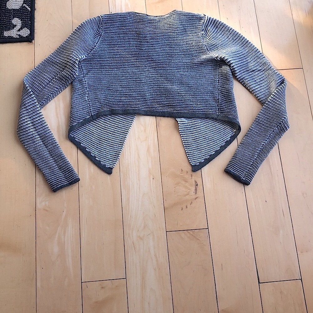 Express Long Sleeve Hi/Low Crop Shrug Sweater In Gray/ White Size Small - Picture 6 of 8